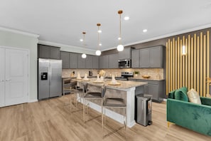 Een koelkast, een microgolfoven, een oven, een kookplaat