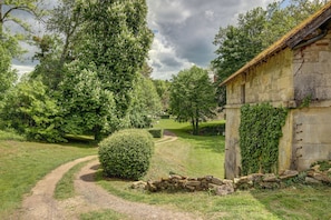 Exterior - Domaine des Forges de la Vache (Raveau)