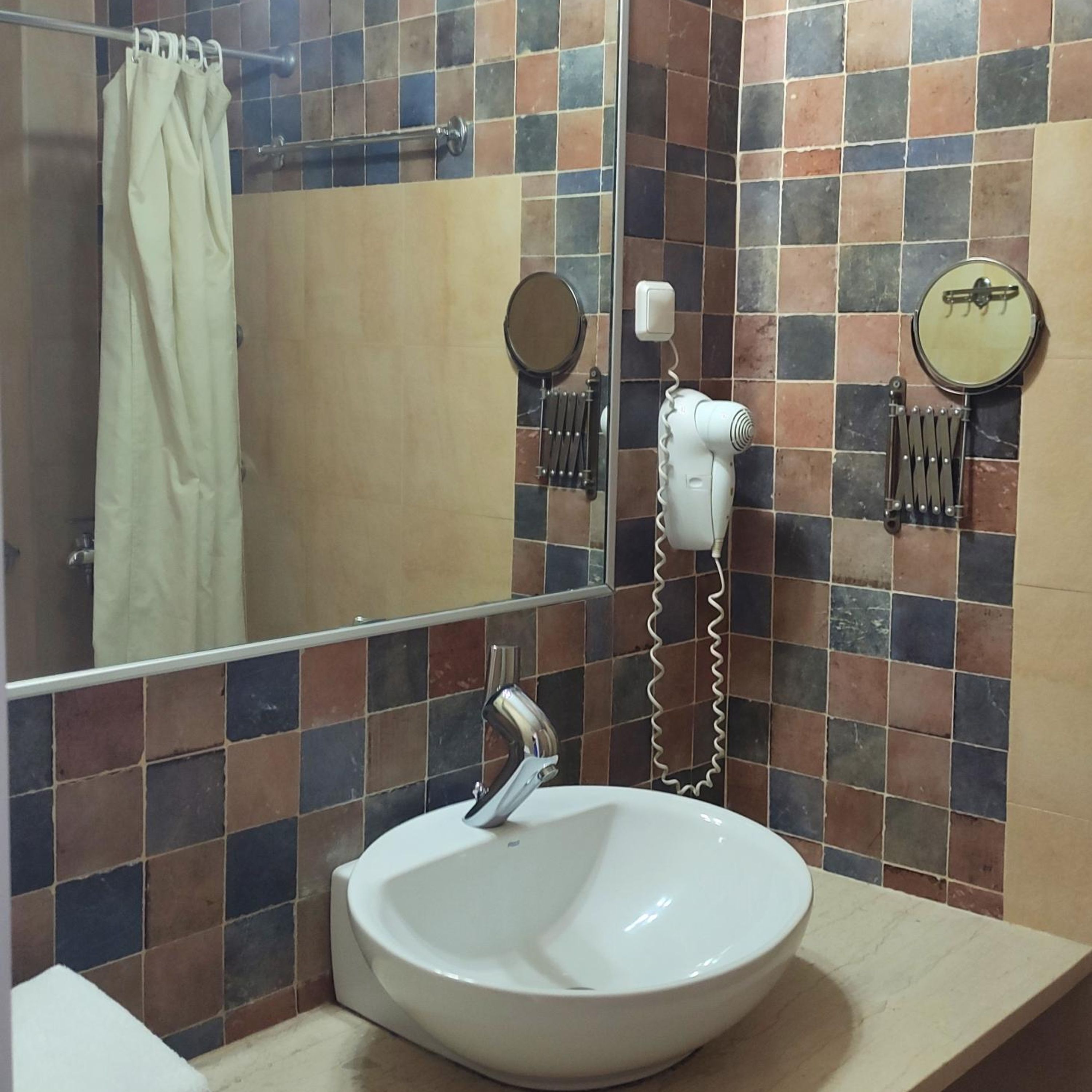 Een douche, een haardroger, handdoeken