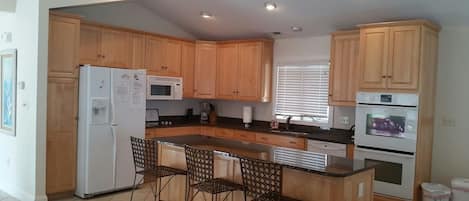 Een koelkast, een magnetron, een oven, een vaatwasser