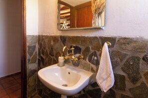 シャワー、ヘアドライヤー、タオル、石鹸