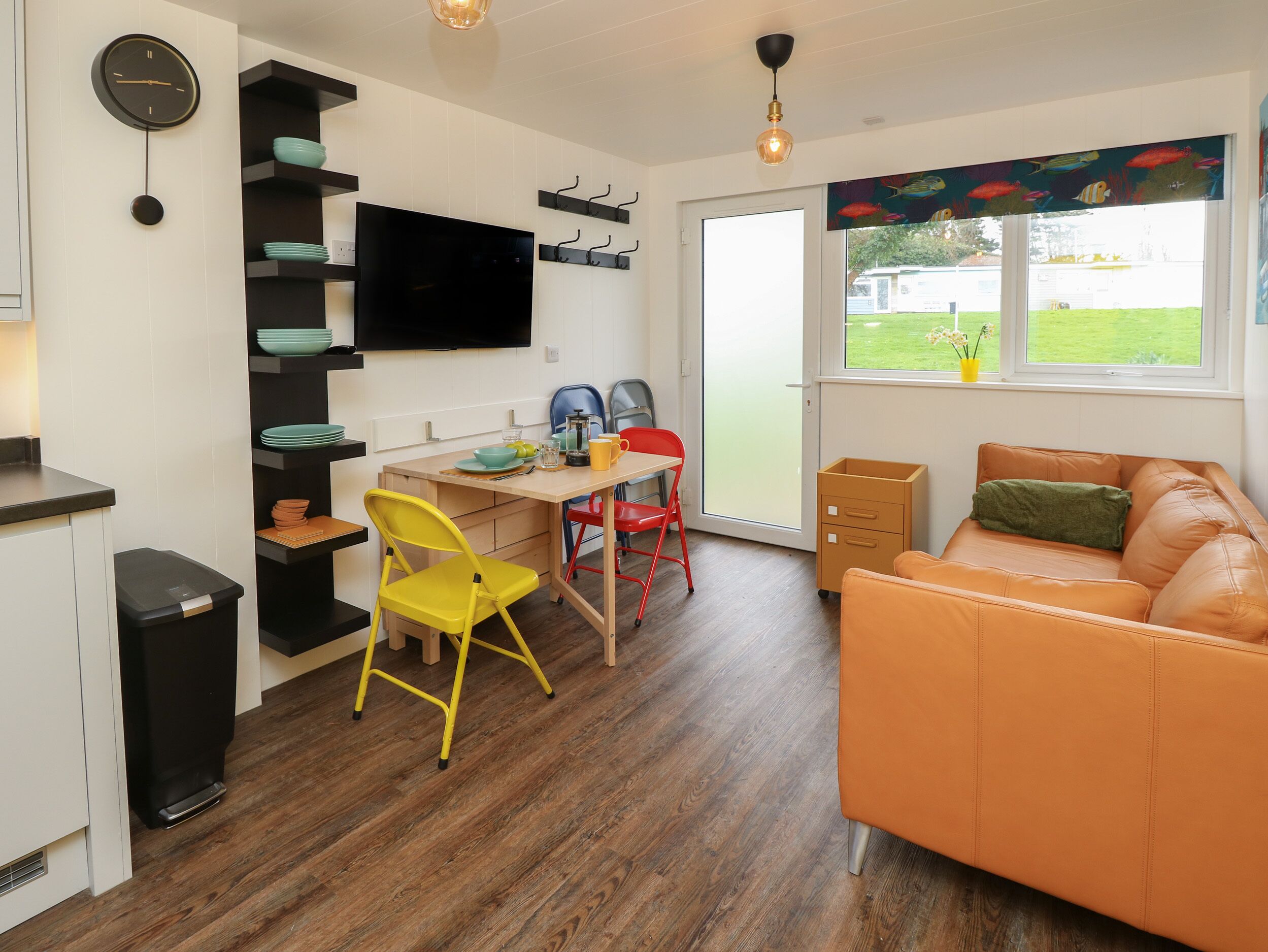 Un espacio habitable compacto con cocina, comedor y zona de estar.