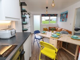 Refrigerador, tetera/pava eléctrica, tostadora, utensilios de cocina