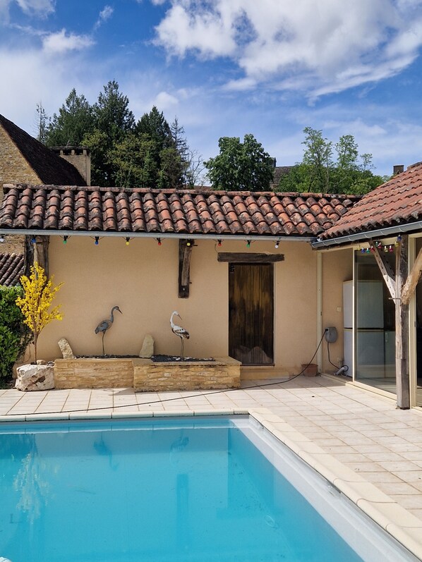 Una piscina al aire libre