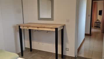 1 chambre, lit parapluie, Wi-Fi gratuit, draps fournis