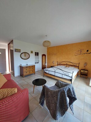 5 bedrooms, iron/ironing board, WiFi, bed sheets