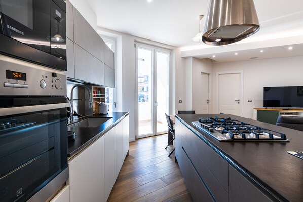 Kühlschrank, Mikrowelle, Ofen, Herdplatte