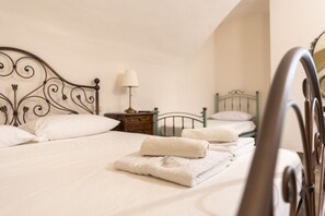 1 bedroom, free WiFi, bed sheets - Plebiscito Rooms - Camera 3 (Naples)