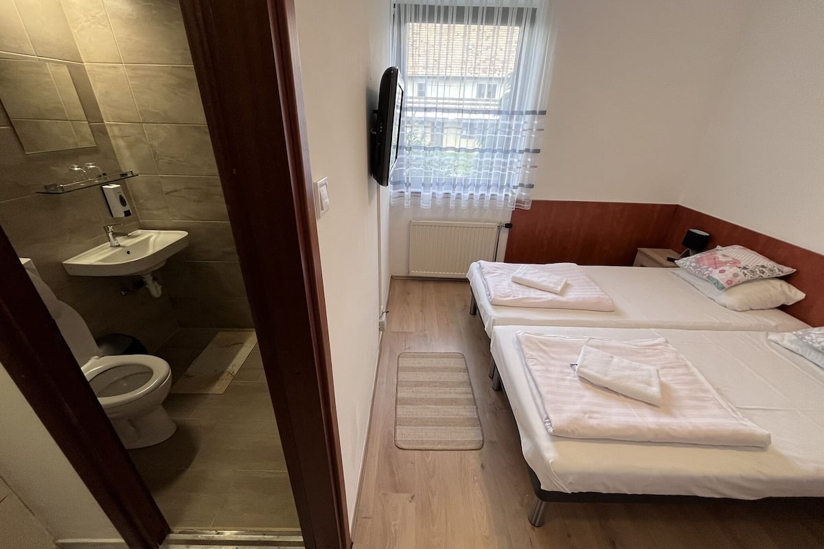 Standard Room, 1 Queen Bed | 1 bedroom, free WiFi, bed sheets