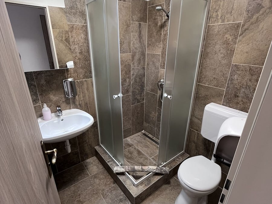 Superior kamer, 1 queensize bed | Badkamer | Een douche, handdoeken