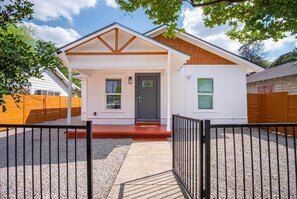 Exterior - Charming Fenced 3BR/1BA Close to Vibrant Downtown (San Antonio)