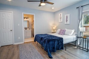 3 bedrooms, iron/ironing board, WiFi, bed sheets - Charming Fenced 3BR/1BA Close to Vibrant Downtown (San Antonio)