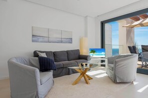 Een smart-tv, een open haard en een kantoor