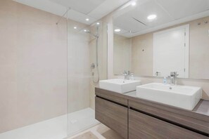 Douche, sèche-cheveux, serviettes fournies, shampoing