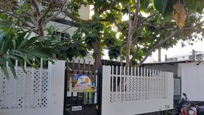 Une entrée fermée par un portail, avec une enseigne indiquant « Gribas del Mar » et une autre indiquant « BUZÓN ».