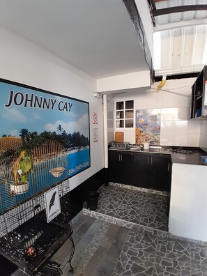 Standard Room | Shared kitchen facilities - APARTAMENTOS BRISAS DEL MAR (San Andrés)