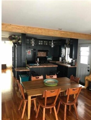 Dining - Chalet Le 48 (Mandeville)