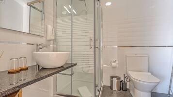 Superior Double Room | Bathroom