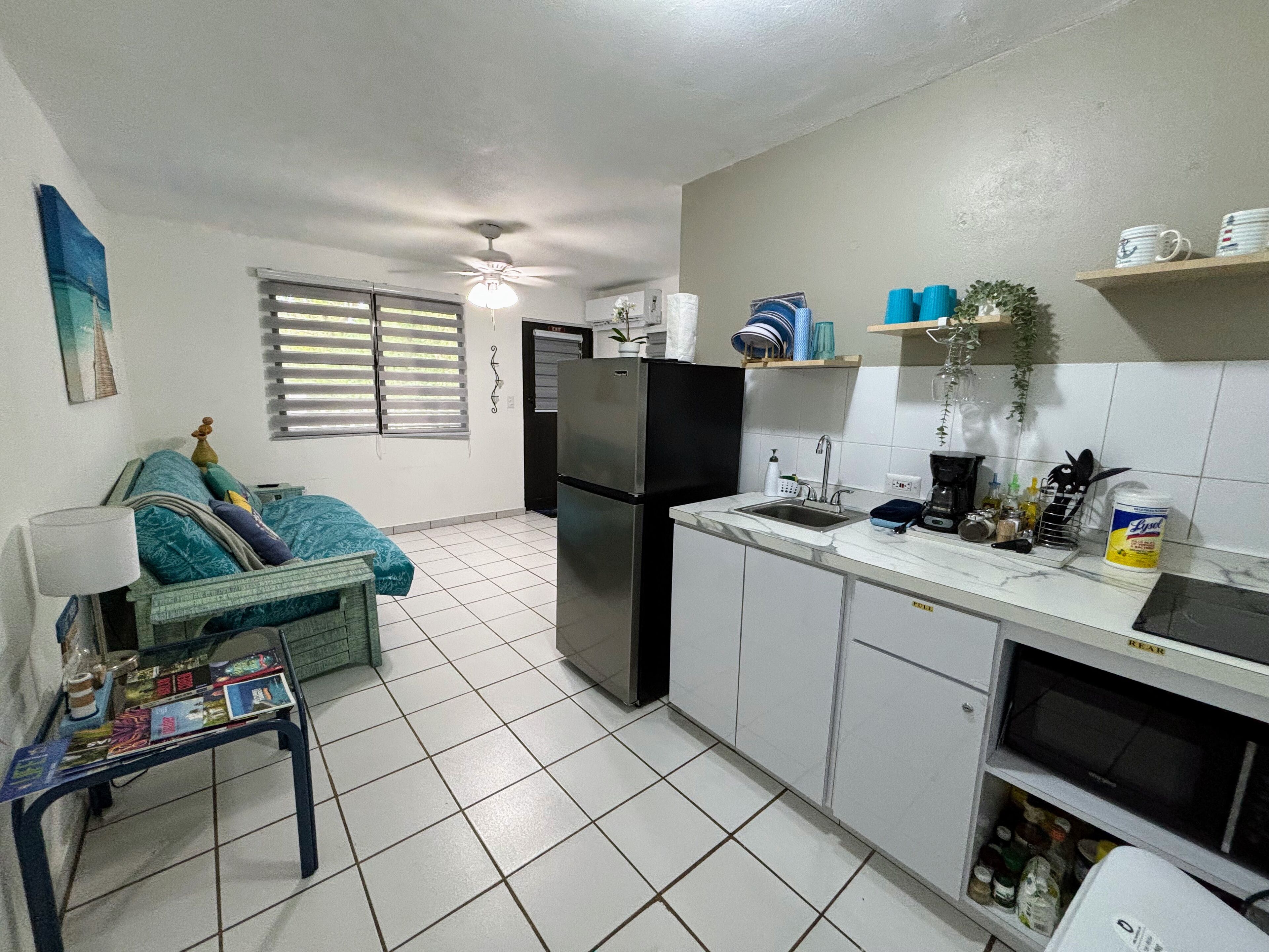 Een koelkast, een magnetron, een kookplaat