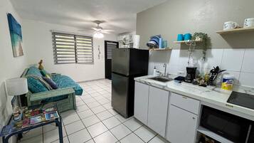 Réfrigérateur, micro-ondes, plaque de cuisson, cafetiÚre/bouilloire