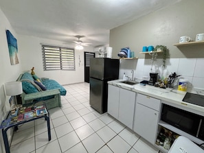 Kühlschrank, Mikrowelle, Herdplatte, Wasserkocher mit Kaffee-/Teezubehör