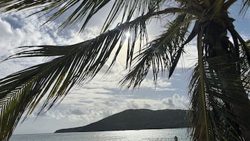 Ligstoelen aan het strand, strandlakens