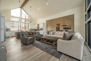 Smart-TV, Kamin, Tischtennisplatte