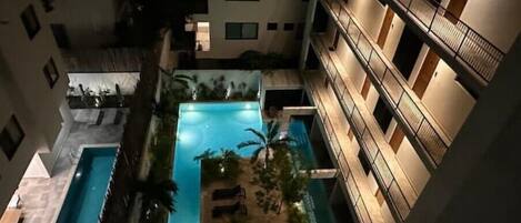 من حمّامات السباحة المغطاة، حمّام سباحة خارجي