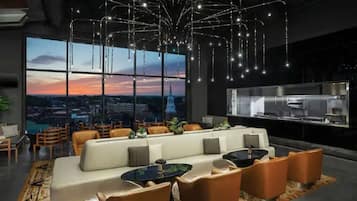 TV connectée, cheminée, livres