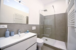 Shower, hair dryer, towels, soap - Three Steps from Spanish Steps (Roma)