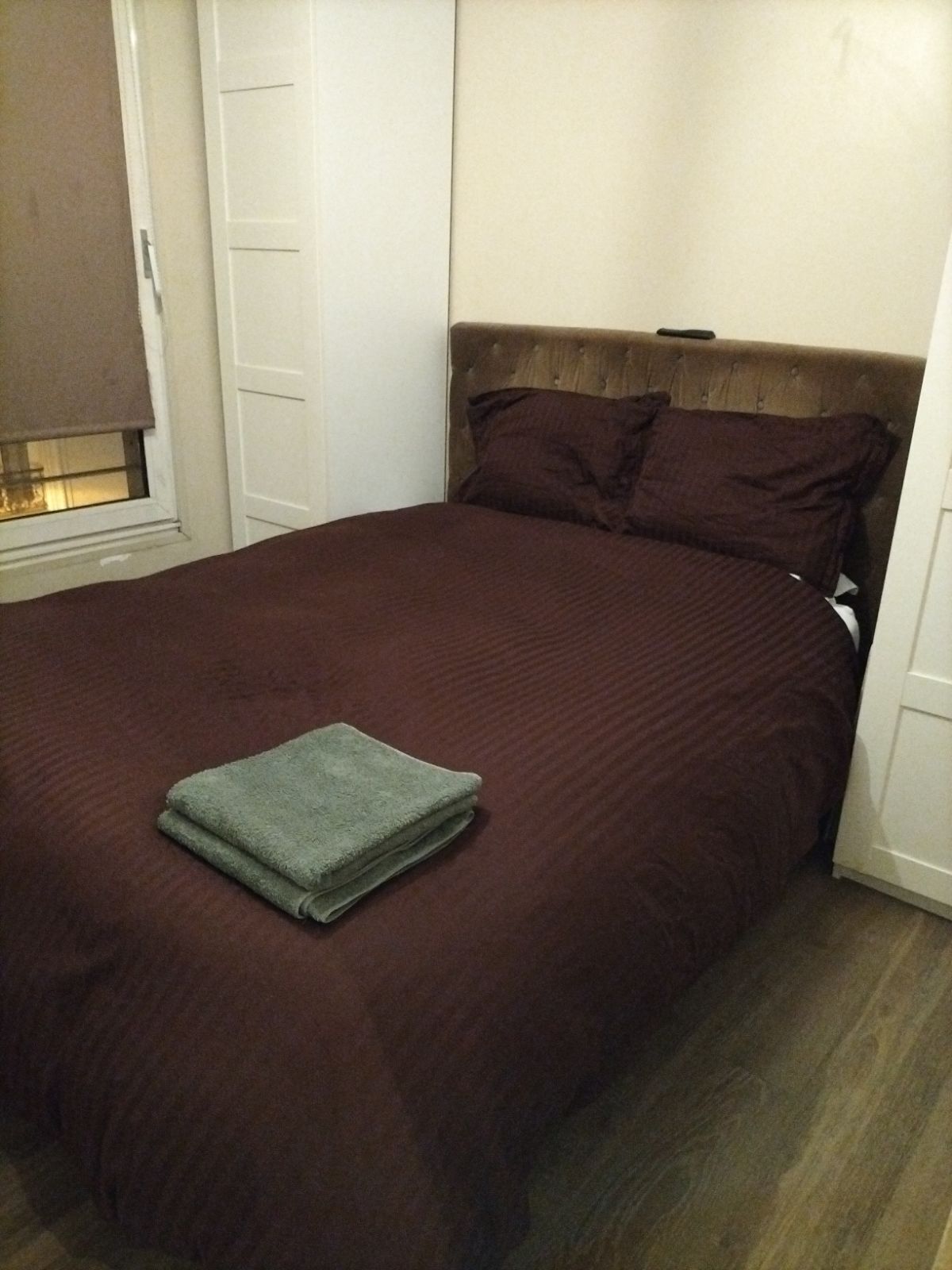 2 bedrooms, desk, iron/ironing board, WiFi