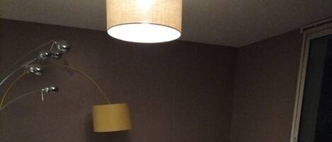 テレビ、書庫、プリンター