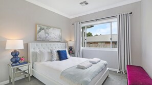 4 chambres, bureau, fer et planche à repasser, lit parapluie