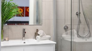Dusche, Haartrockner, Handtücher
