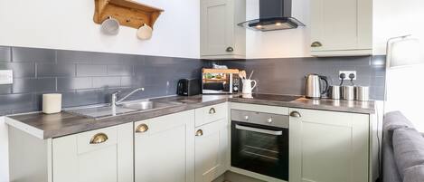 Refrigerador, lavavajillas, tetera/pava eléctrica, tostadora