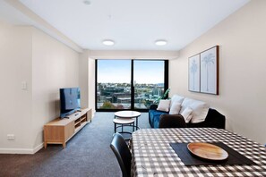 TV - Hobson's Apartment with Pool and View (Auckland CBD)