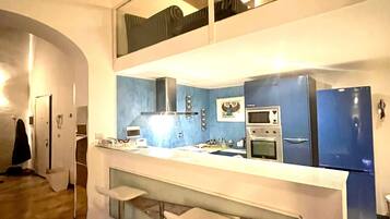 Frigorifero, microonde, forno, piano cottura