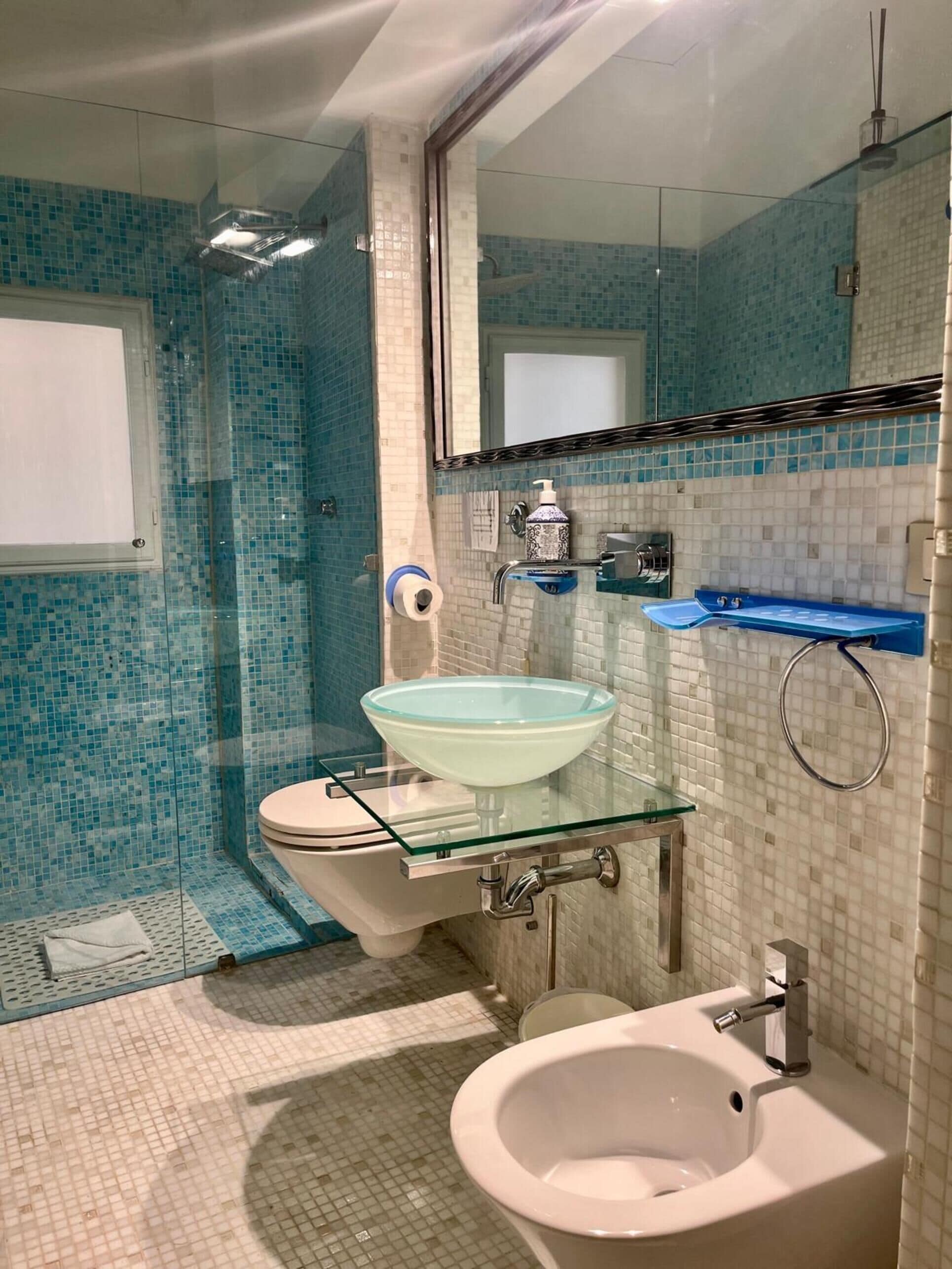 Doccia, vasca idromassaggio, asciugacapelli, bidet