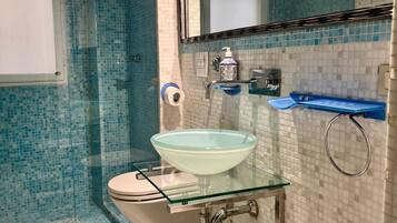 Doccia, vasca idromassaggio, asciugacapelli, bidet