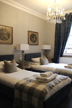 Zweibettzimmer, mit Bad | 1 Schlafzimmer, kostenloses WLAN, Bettwäsche