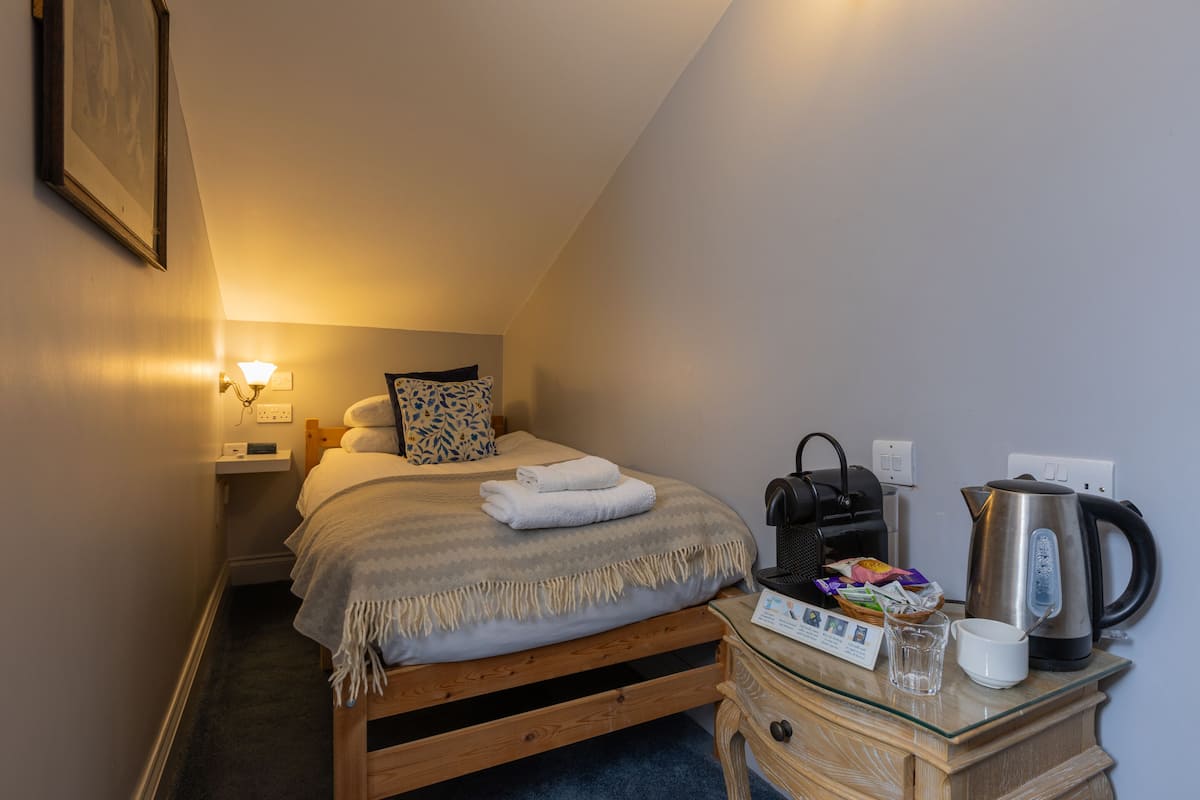 Quarto solteiro, suíte | Wi-Fi de cortesia, roupa de cama