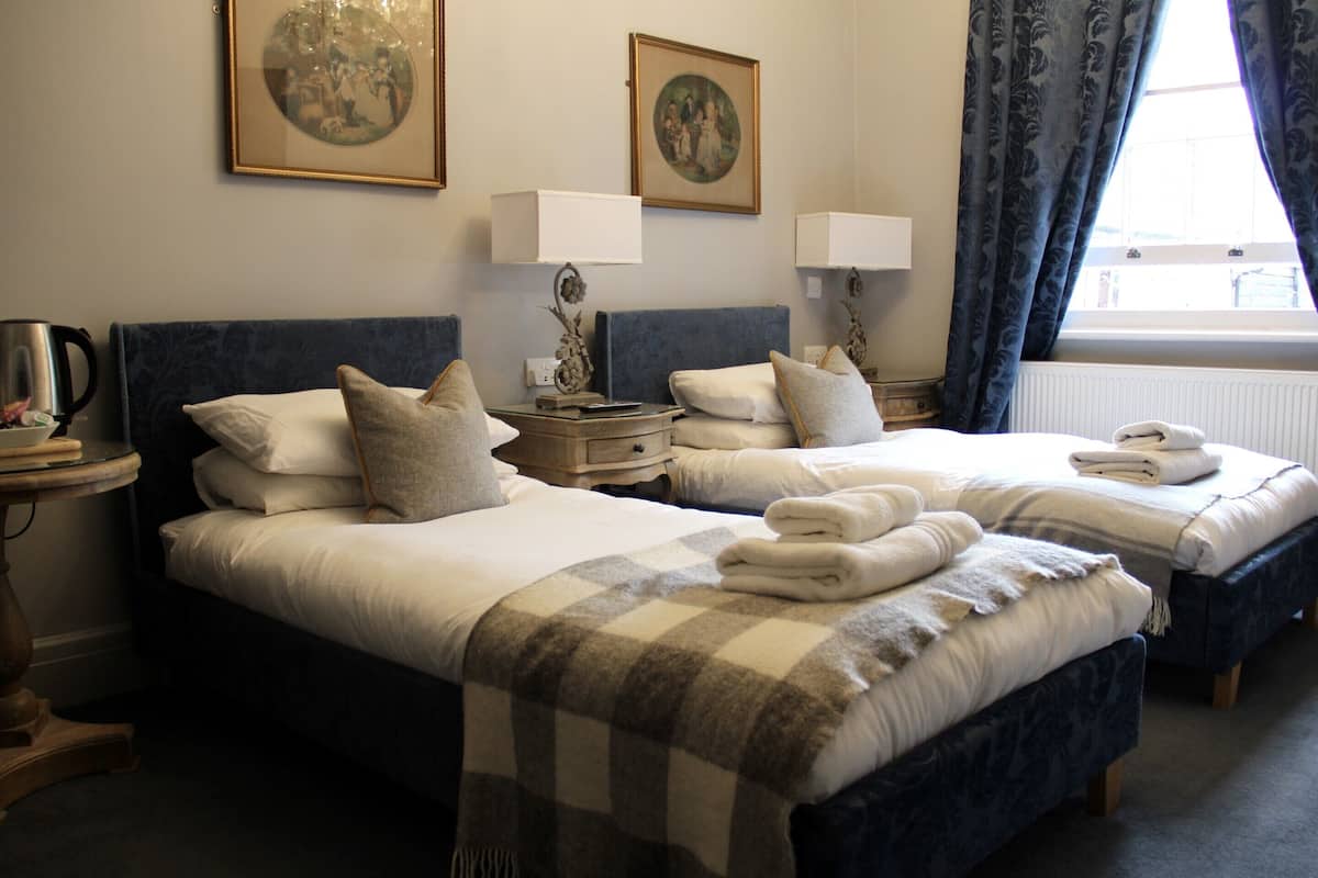 Quarto duplo, suíte | Wi-Fi de cortesia, roupa de cama