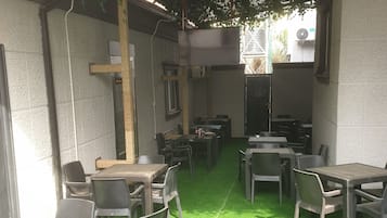Tägliches inbegriffenes Frühstück zum Mitnehmen