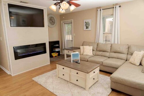 Quiet Family Sized Duplex in a Quiet Subdivision
20 minutes from Wild Adventures