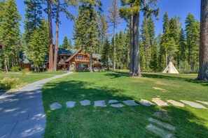 Property grounds - Laughing Waters Lakefront - TLUXP (Tahoe City)
