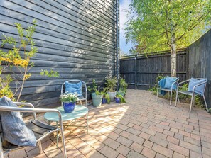 Terrace/patio - Delightful recently completed Annexe close to Cambridge. (Cambridge)