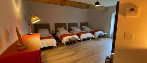 5 bedrooms, iron/ironing board, free WiFi, bed sheets