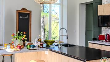 Kjøleskap, mikrobølgeovn, ovn og oppvaskmaskin