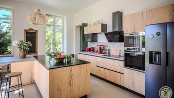 Jääkaappi, mikroaaltouuni, uuni, astianpesukone