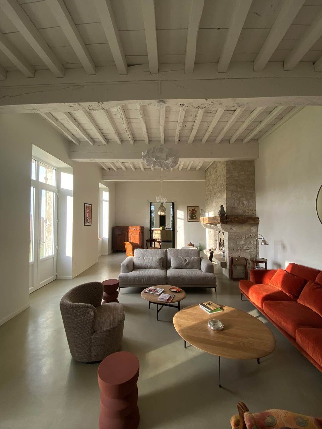 Televisie, een open haard, tafelvoetbal en een stereo